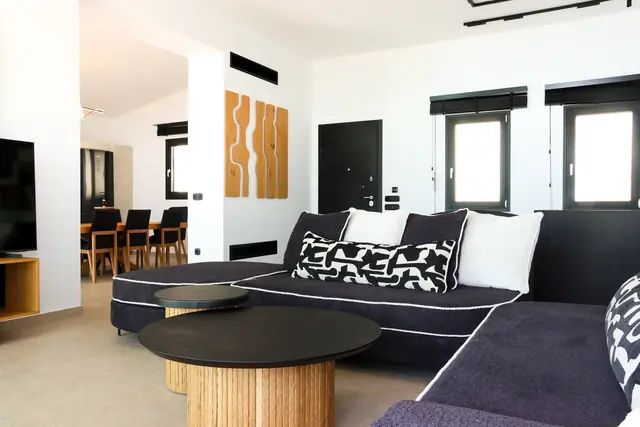 Corner sofa and coffee table in the open-plan living area