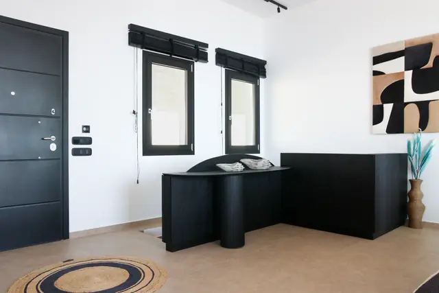 Entrance area with a dark console and a round woven rug